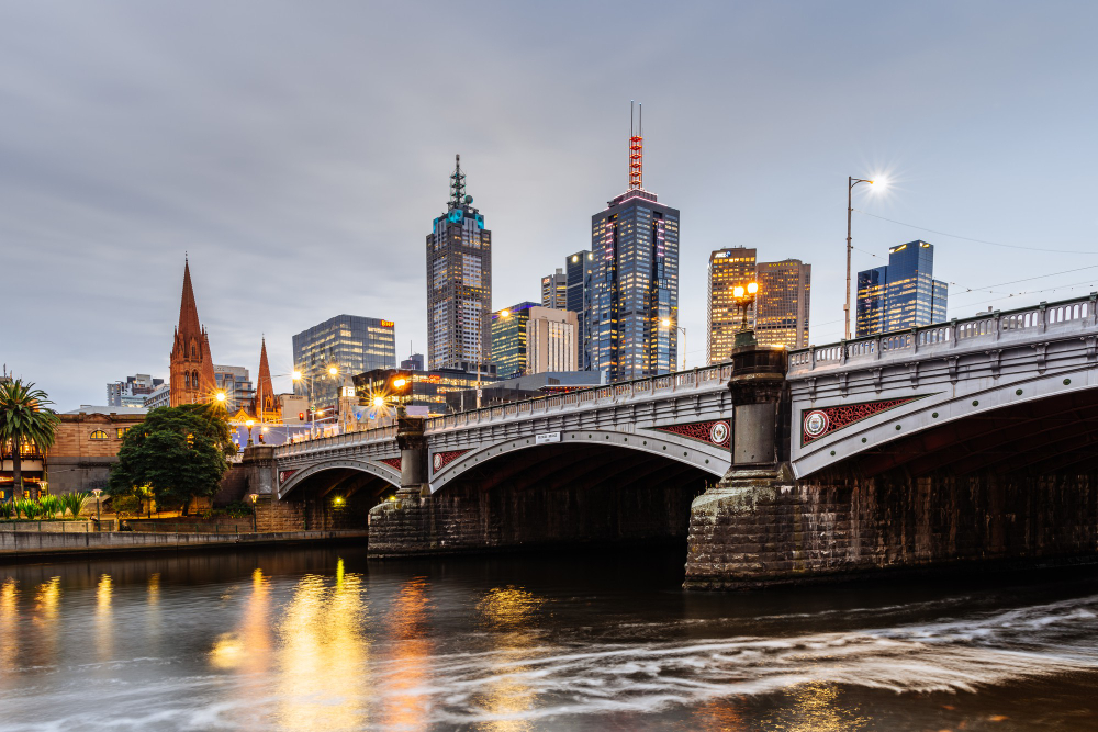 Melbourne city and Yarra river in the evening