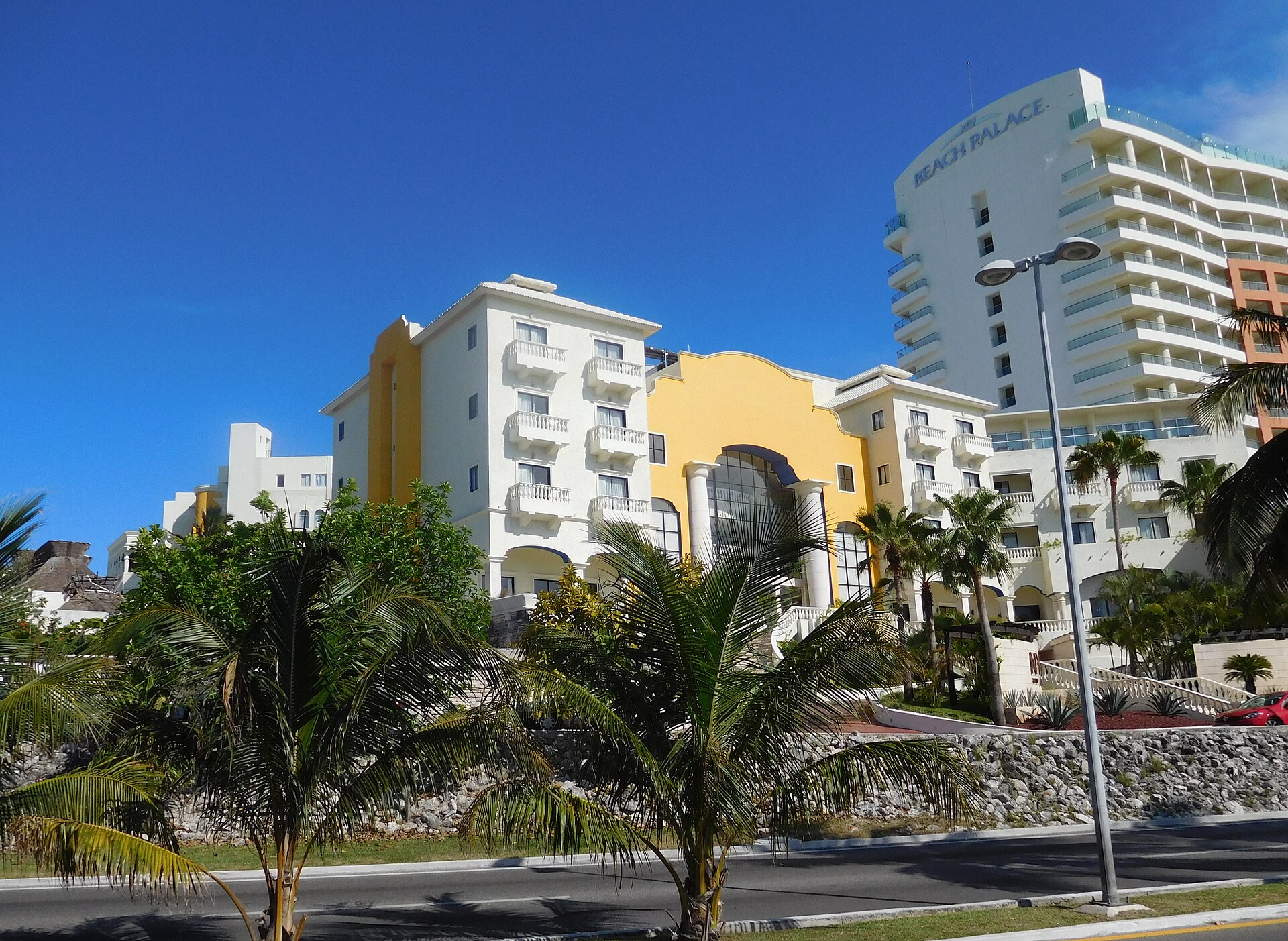 Boulevard Kukulcan through the Cancun Hotel Zone, the road the ciclopista runs alongside