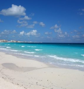 White sand and turquoise water on a Cancun beach
