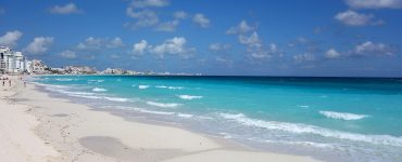 White sand and turquoise water on a Cancun beach