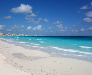 White sand and turquoise water on a Cancun beach