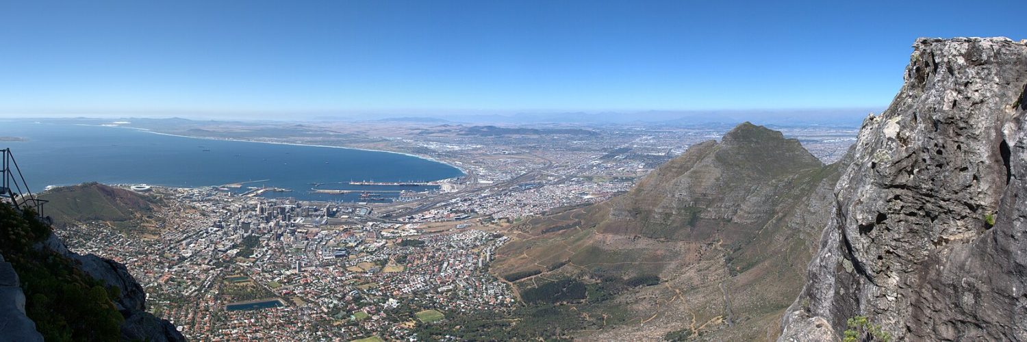 Cape Town city centre with Table Mountain rising behind it