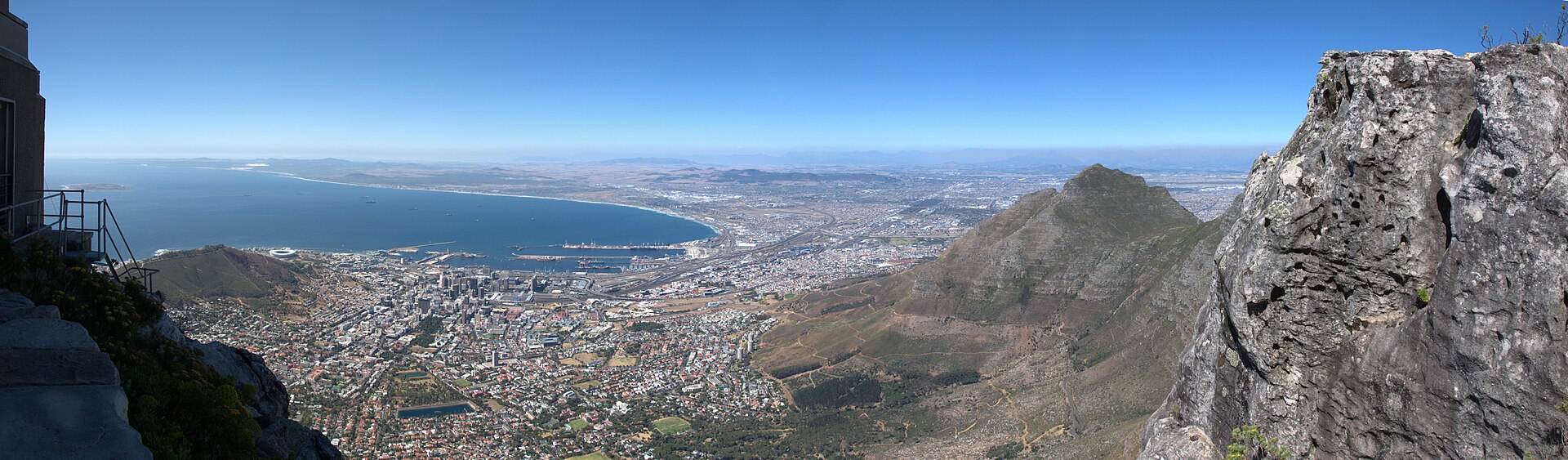 Cape Town city centre with Table Mountain rising behind it