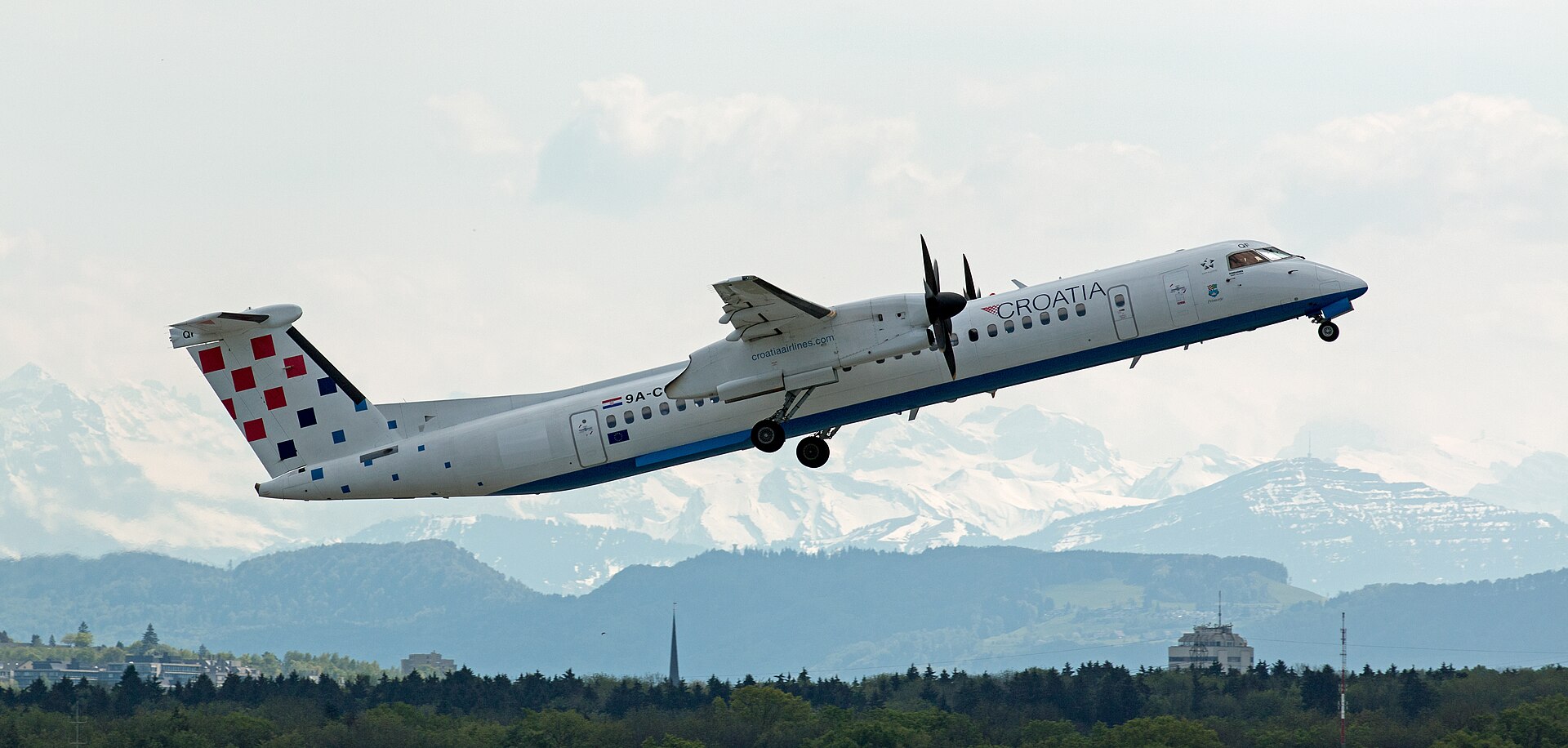 A Croatia Airlines Bombardier Dash 8-Q400, the aircraft used on most Croatian domestic routes