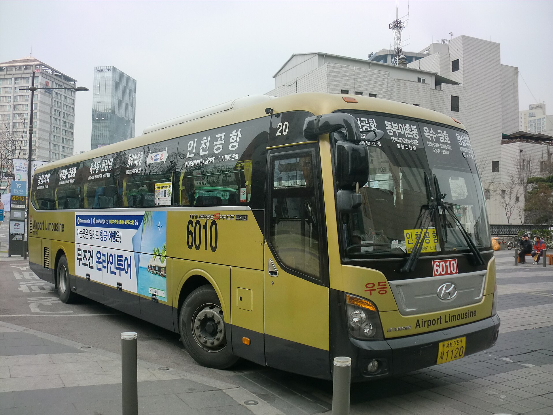 Incheon Airport Limousine bus on route 6010 serving central Seoul
