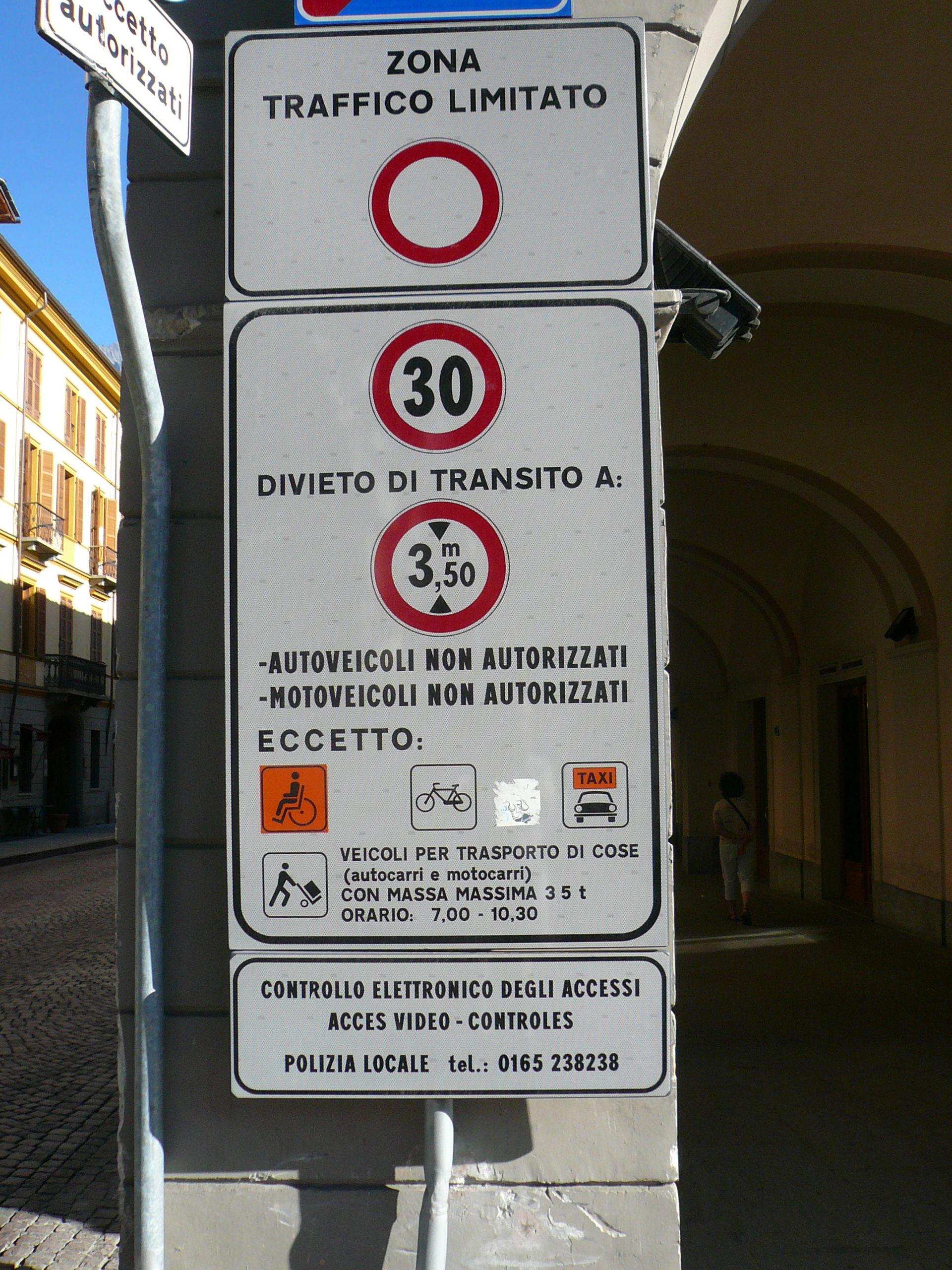 A zona a traffico limitato sign marking the entrance to a restricted traffic zone in an Italian town