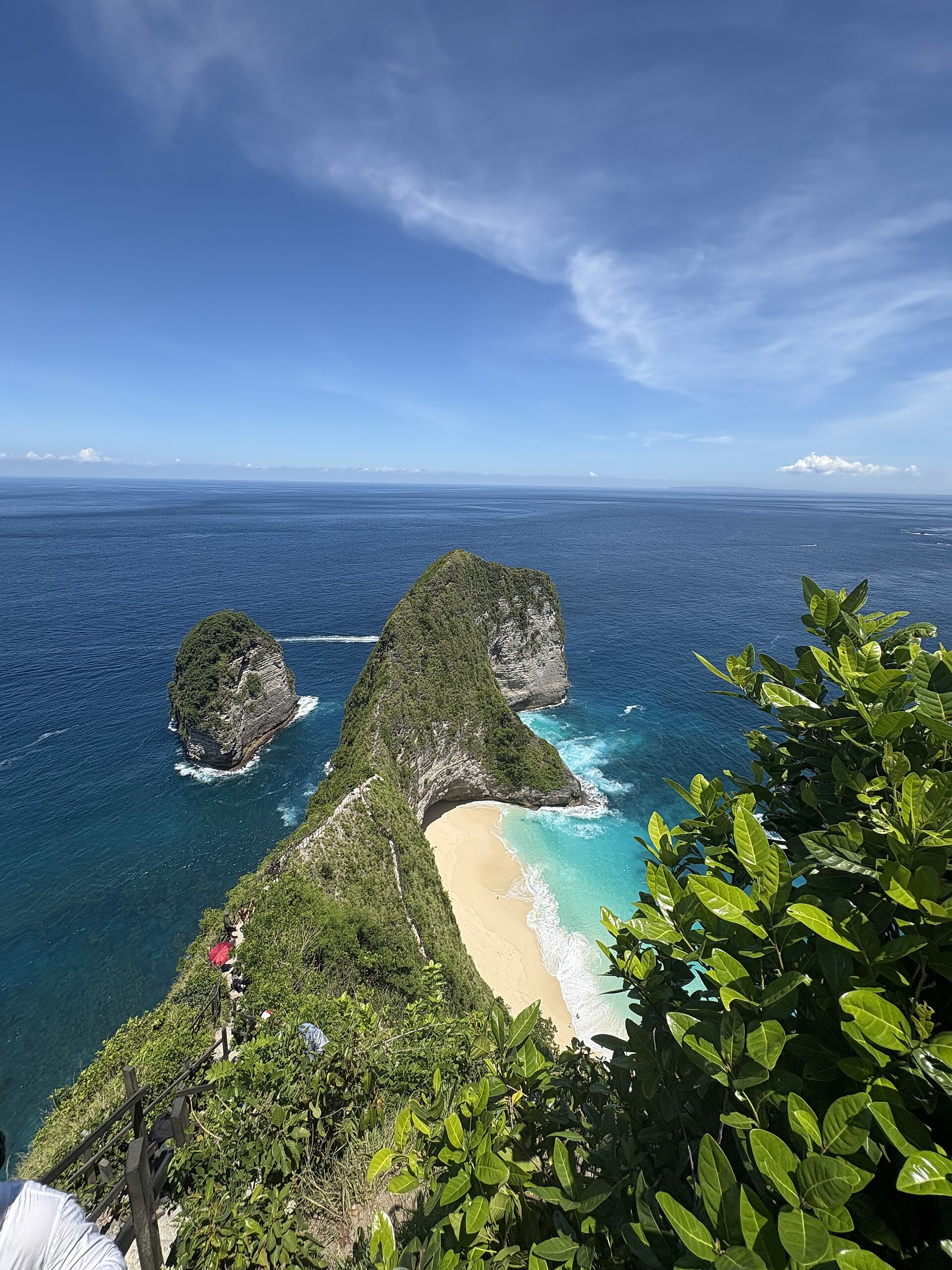 Kelingking Beach viewpoint on Nusa Penida, Bali, where mobile signal drops away from the main road