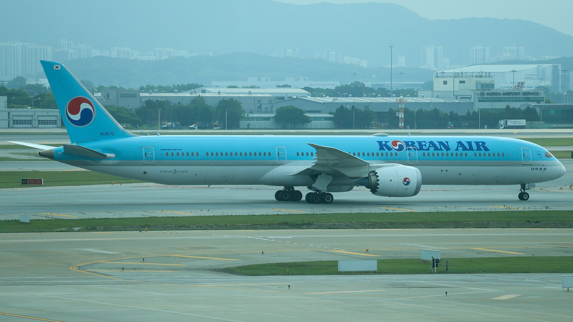 A Korean Air Boeing 787-10 at Incheon International Airport