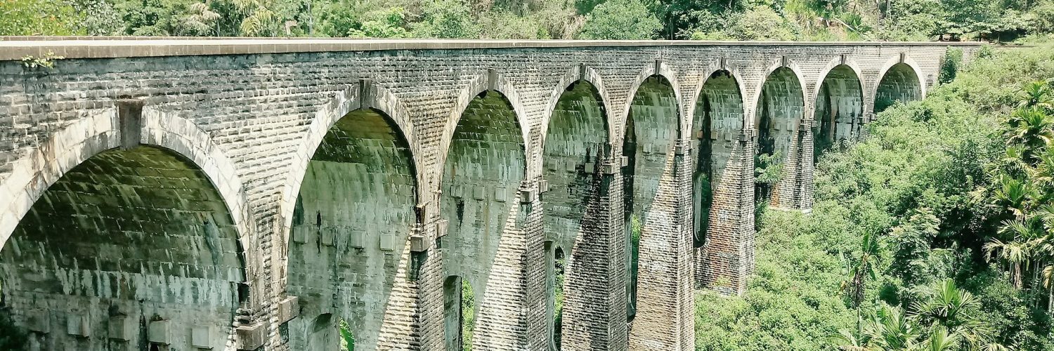 The stone Nine Arch Bridge curving through jungle at Ella, Sri Lanka