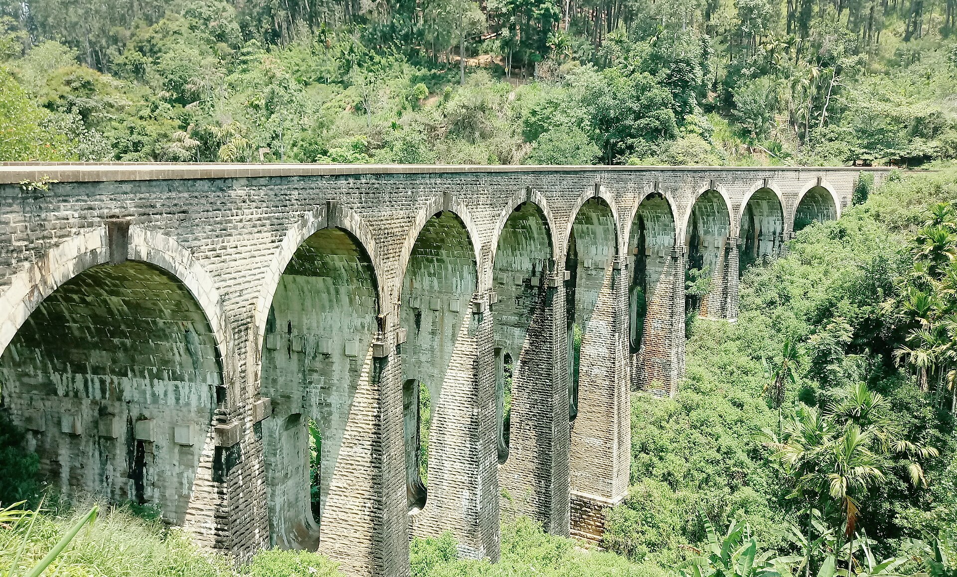 The stone Nine Arch Bridge curving through jungle at Ella, Sri Lanka