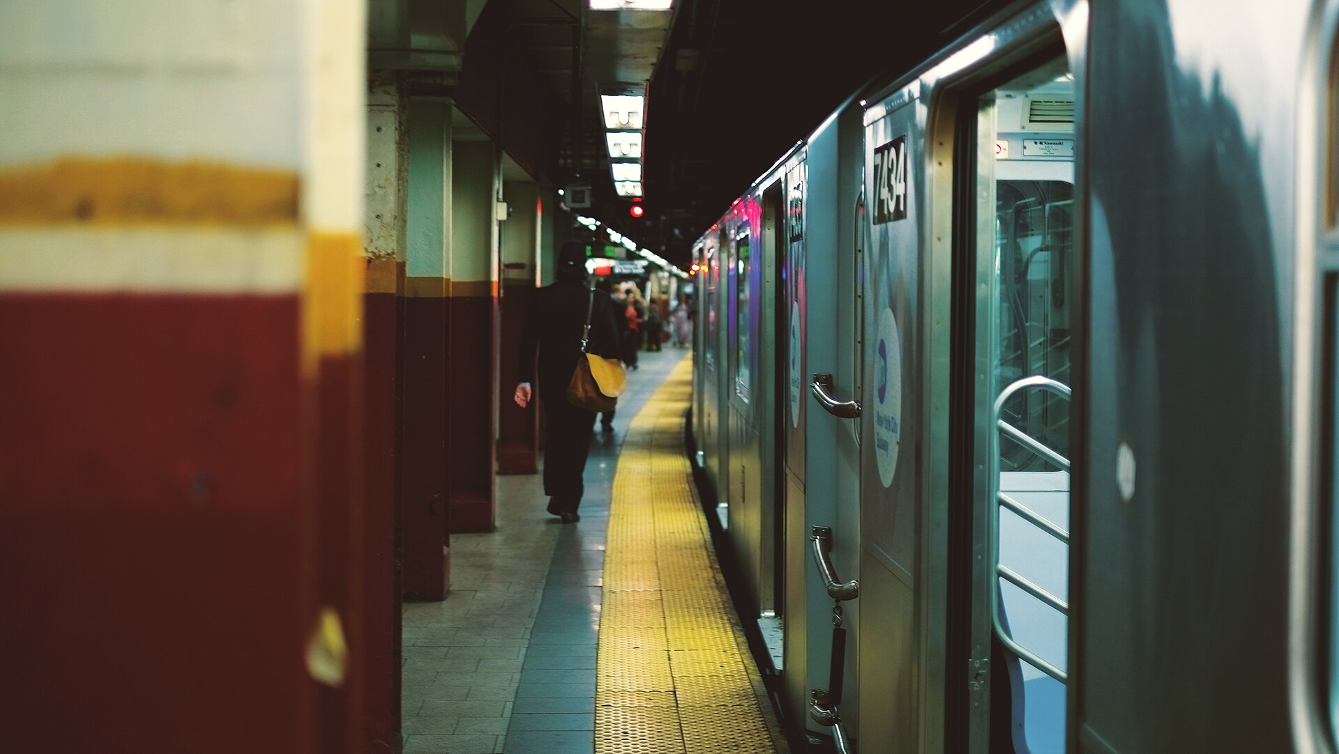 A train pulling into a New York City subway platform