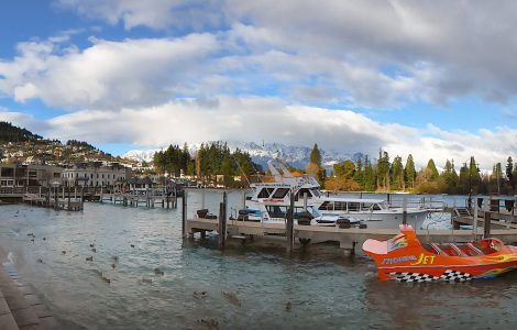 Queenstown on the shore of Lake Wakatipu with the Remarkables mountains behind