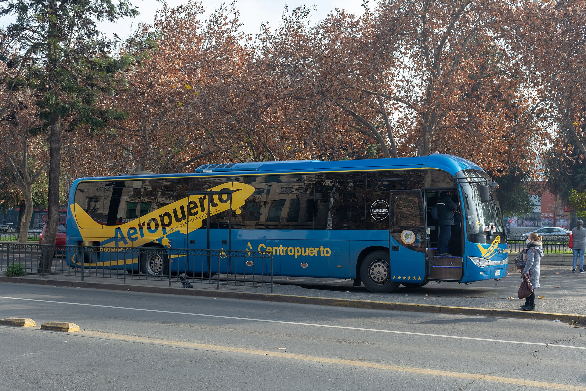 A Centropuerto airport bus at Los Heroes in central Santiago