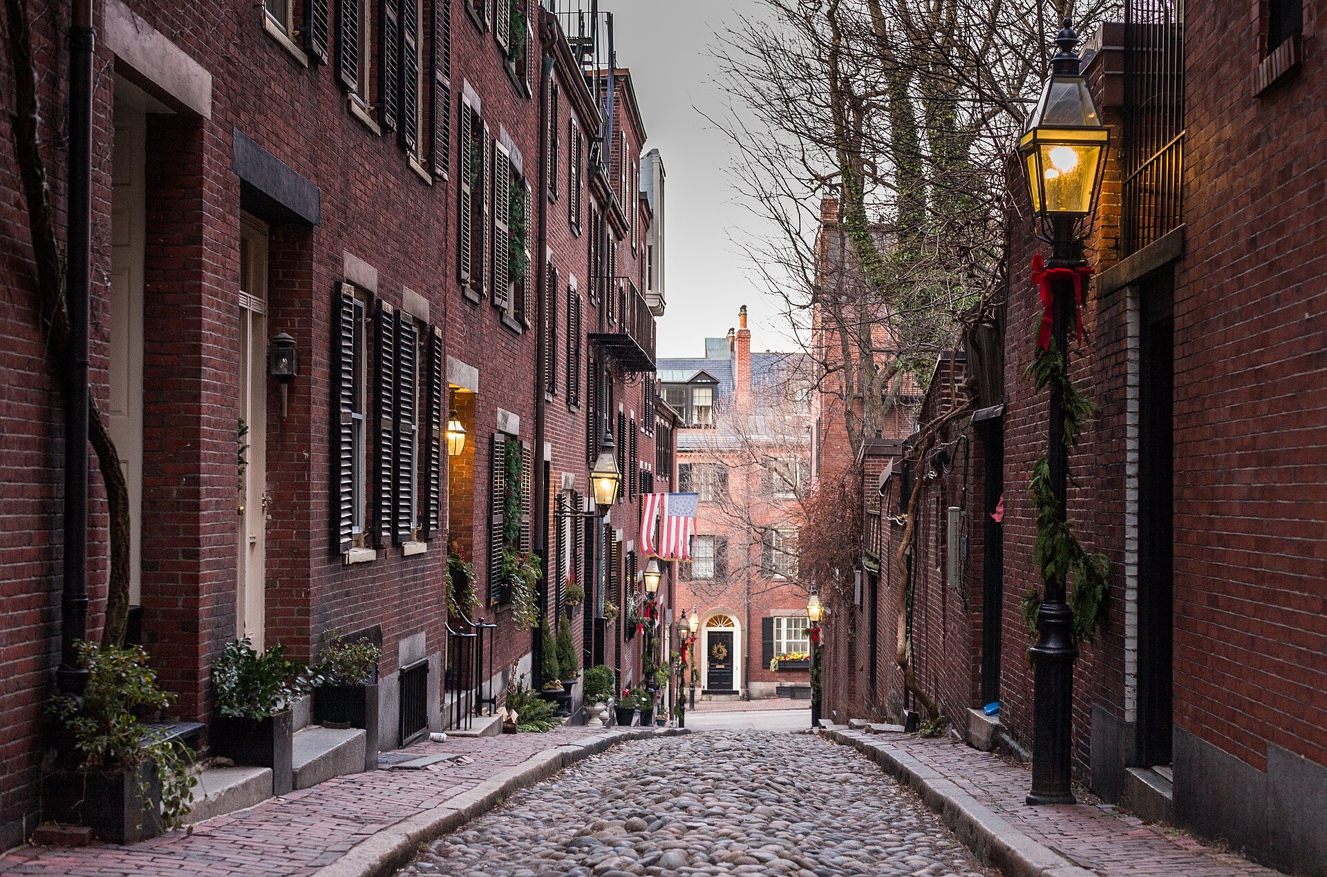 Cobblestone Acorn Street on Beacon Hill, lined with brick row houses and gas lamps, Boston